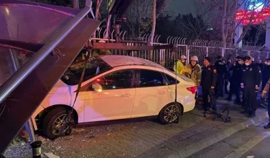 ATAŞEHİR’DE OTOMOBİL OTOBÜS DURAĞINA DALDI; 1 ÖLÜ 2 YARALI