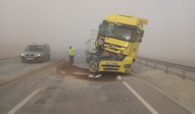 kum fırtınası nedeniyle kara yolu ulaşıma kapandı