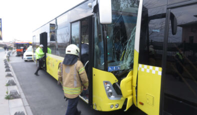 İstanbul’da durağa yanaşan 2 otobüs çarpıştı