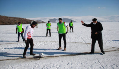 Buzda futbol maçı