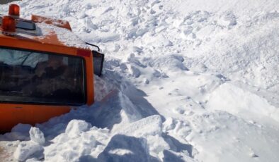 Karayolu ekiplerinin üzerine çığ düştü