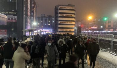 Metrobüs duraklarındaki yoğunluklar