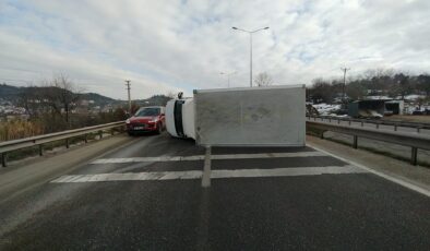 Kamyonet devrildi, Bursa-İstanbul’u kapandı