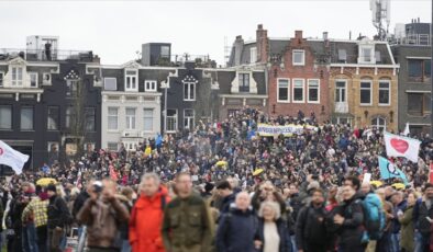 Hollanda’da Kovid-19 kısıtlamaları protesto edildi