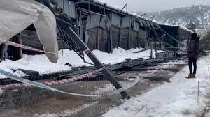 Isparta’da kar nedeniyle çatısı çöken pazarda onarım başladı