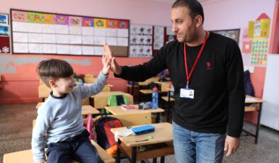 Boğazına makarna takılan öğrenciyi ilk yardım eğitimi sayesinde kurtardı