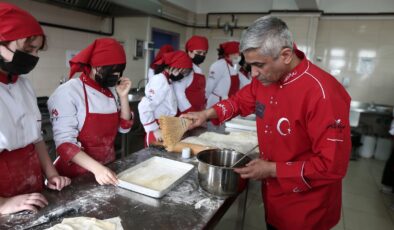 Geleceğin kadın baklava ustaları yetişiyor 