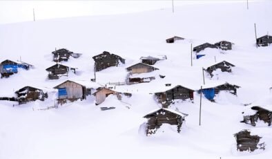 Ardahan’da yayla evleri kar altında kaldı