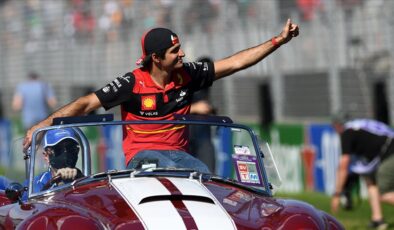 İspanyol pilot Sainz, 2024’e kadar Ferrari’de