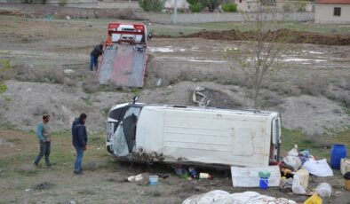 Tarım işçilerini taşıyan minibüs devrildi: 12 yaralı