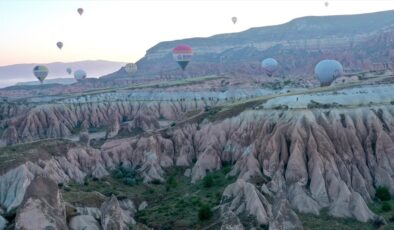 Turistler, Kapadokya’nın ‘renkli tepeleri’ni balondan seyrediyor