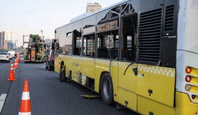 Otoyolda arızalanan İETT otobüsüne çarpan meyve yüklü kamyon devrildi