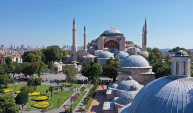 Ayasofya’da ibadete açılışının ikinci yıl dönümünde ziyaretçi yoğunluğu yaşanıyor