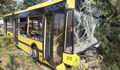  Bursa’da şehir içi otobüs arıza yapan kamyonete çarptı: 21 yaralı