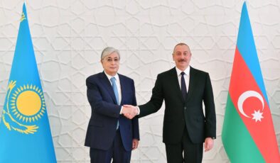 Aliyev, Kazakistan Cumhurbaşkanı Tokayev’i resmi törenle karşıladı