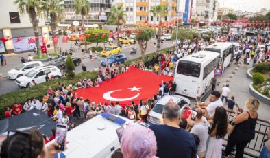 Başkan Seçer, gençlerle birlikte ’10. Yıl Marşı’nı söyledi