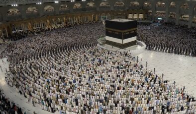 Umre ziyaretlerinin başlamasıyla Kabe’nin etrafındaki bariyerler kaldırıldı