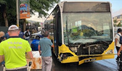 Üsküdar’da kaza yapan İETT otobüsünde hasar oluştu