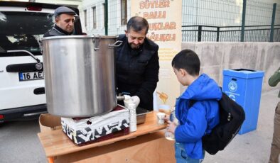 Kestel Belediyesi’nden öğrencilere ballı süt ikramı