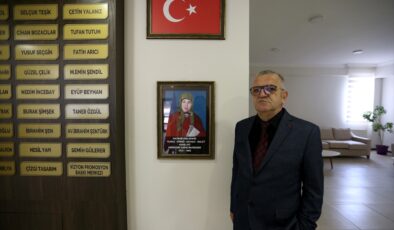 <strong>Yüzünü bile hatırlamadığı annesinin mezarının karşısına okul yaptırdı</strong>