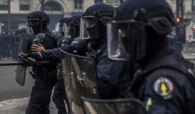 <strong>Paris’te polisin ateş açtığı kişi öldü</strong>