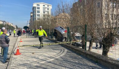 <strong>Balıkesir’de otomobilin okul bahçesine devrilmesi sonucu 1 kişi yaralandı</strong>