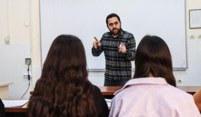 <strong>Kahramanmaraş’ta depremi yaşayan öğretmen Mersin’de afetzede öğrencilere ders veriyor</strong>