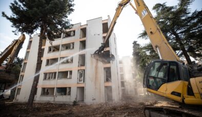 Bakırköy’de 54 yıllık sitenin yıkımına başlandı