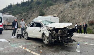 Bursa’da bariyere çarpan otomobildeki 5 kişi yaralandı