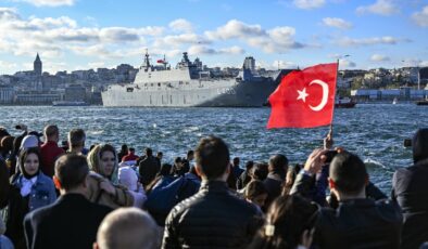 TCG Anadolu, İstanbul Boğazı’ndaki geçişini tamamlayıp Sarayburnu’na döndü