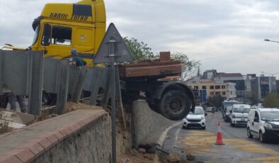 Pendik’te bariyere çarpan tır askıda kaldı