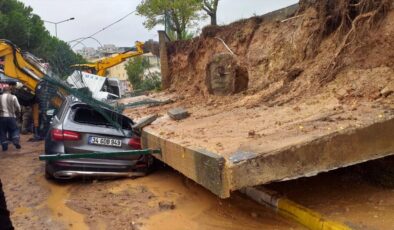 Pendik’te 2 araç, çöken istinat duvarının altında kaldı