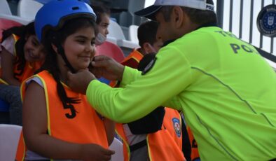 Bursa’daki Çocuk Trafik Eğitim Parkı’nda öğrencilere trafik kuralları öğretiliyor