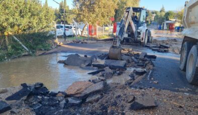 Bodrum’da içme suyu isale hattı patladı, yollar göle döndü