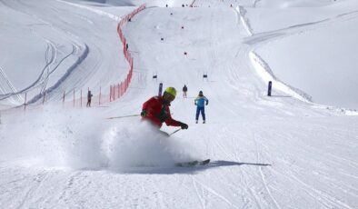 Hakkari’deki kayak merkezi farklı illerden sporcularla şenlendi