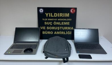 Bursa’da polisin kovaladığı hırsızlık zanlılarından biri tırmandığı ağaçta yakalandı