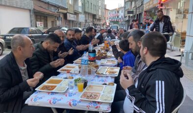 Çorum’da esnaf 5 yıldır caddede kurulan iftar sofrasında buluşuyor