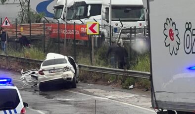 Sultanbeyli’de kamyon ile otomobilin çarpışması sonucu 2 kişi öldü, 4 kişi yaralandı