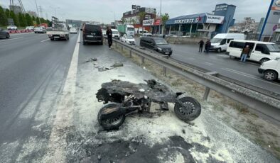 Bahçelievler’de hafif ticari araca çarpan 2 motosikletten biri yandı