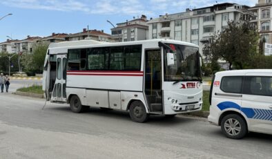 Edirne’de kamyonun çarptığı minibüsteki yolcu yaralandı