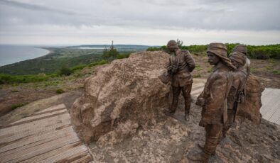 Atatürk’ün Çanakkale Savaşı’nda siperde çekilen fotoğrafı, aynı yerde yapılan anıtla ölümsüzleştirildi