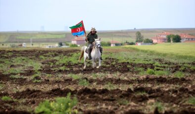 Kırklarelili çiftçi tarlasına pullukla “Azerbaycan Cumhuriyet Bayramın Kutlu Olsun” yazdı