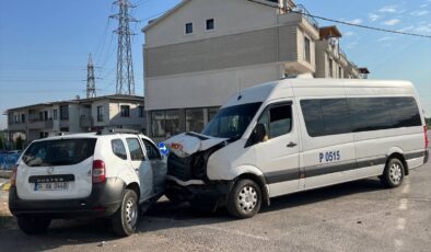 Kocaeli’de işçi servisi ile cipin çarpıştığı kazada 7 kişi yaralandı