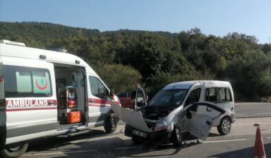 Bilecik’te ticari araçla otomobilin çarpıştığı kazada 5 kişi yaralandı