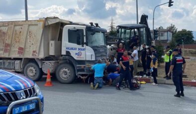 Çanakkale’de kamyonun altında kalan motosikletli ağır yaralandı