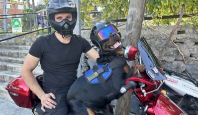 Motosikletle gittiği her yere özel kasklı ve gözlüklü köpeğini de götürüyor