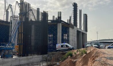 Kocaeli’de devrilen platformdan düşen 2 işçi yaralandı