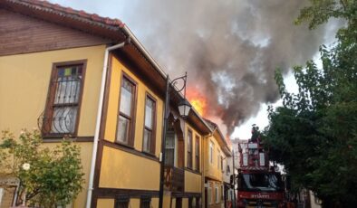 Sakarya’da çıkan yangında biri tarihi 3 ev zarar gördü