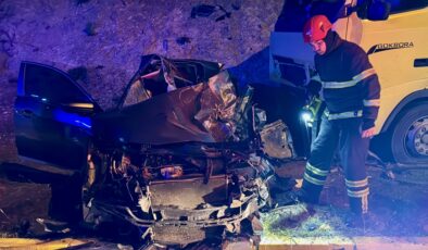 Kocaeli’de tırla çarpışan otomobilin sürücüsü hayatını kaybeti