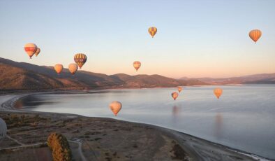 Salda semaları TÜRSAB organizasyonundaki sıcak hava balonlarıyla süslendi